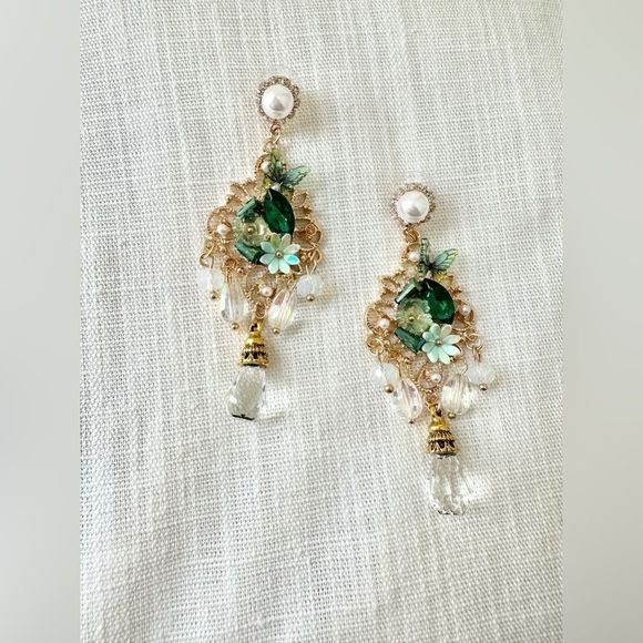 Green rhinestone chandelier earring with flowers & Butterfly - Picture 6 of 6